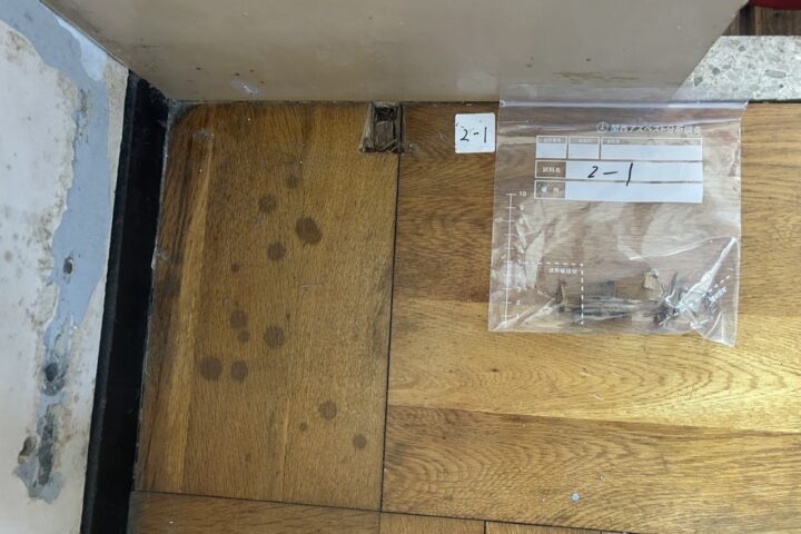 某○○寮建材採取及びアスベスト分析調査業務の調査写真