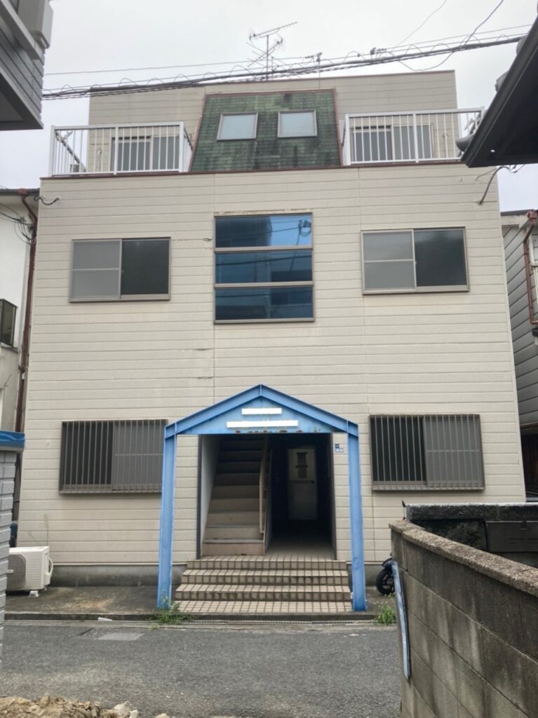 軽量鉄骨3階建アパートの解体工事の調査写真